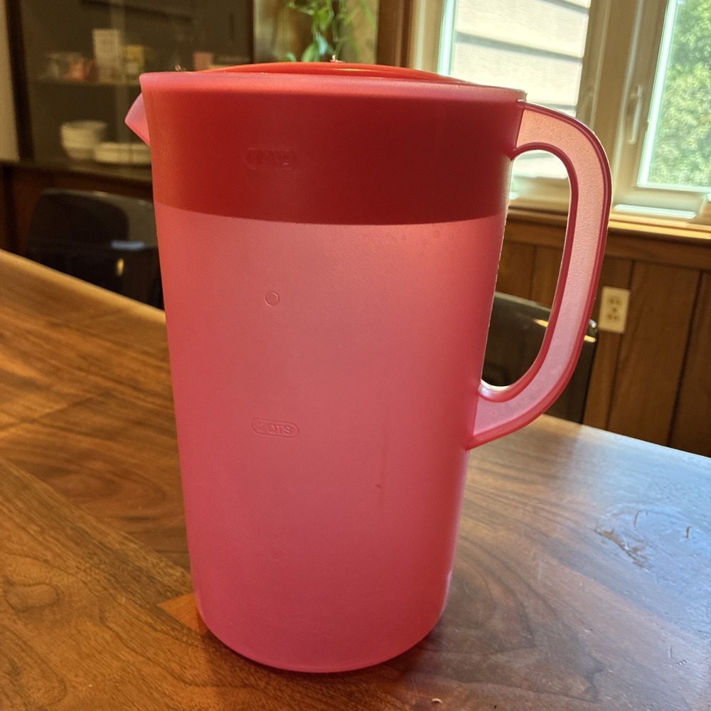 Vintage Rubbermaid 1 Gallon Pitcher Solid Red with Ice Straining Lid 1A21 USA